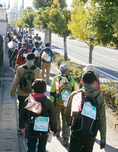 奈良の街を歩く参加者