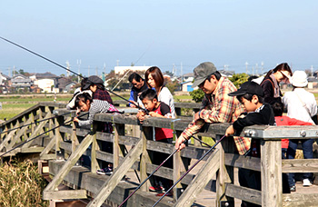 琵琶湖岸で外来魚釣りを楽しむフジテックの社員とその家族