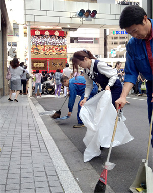 「山鉾巡行」に合わせて清掃する、フジテック京滋支店の社員