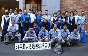 自主的に周辺地域清掃活動を行った九州支店の社員