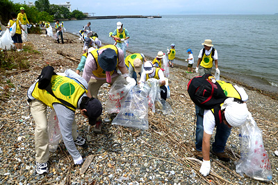 琵琶湖岸で清掃活動をするフジテック社員